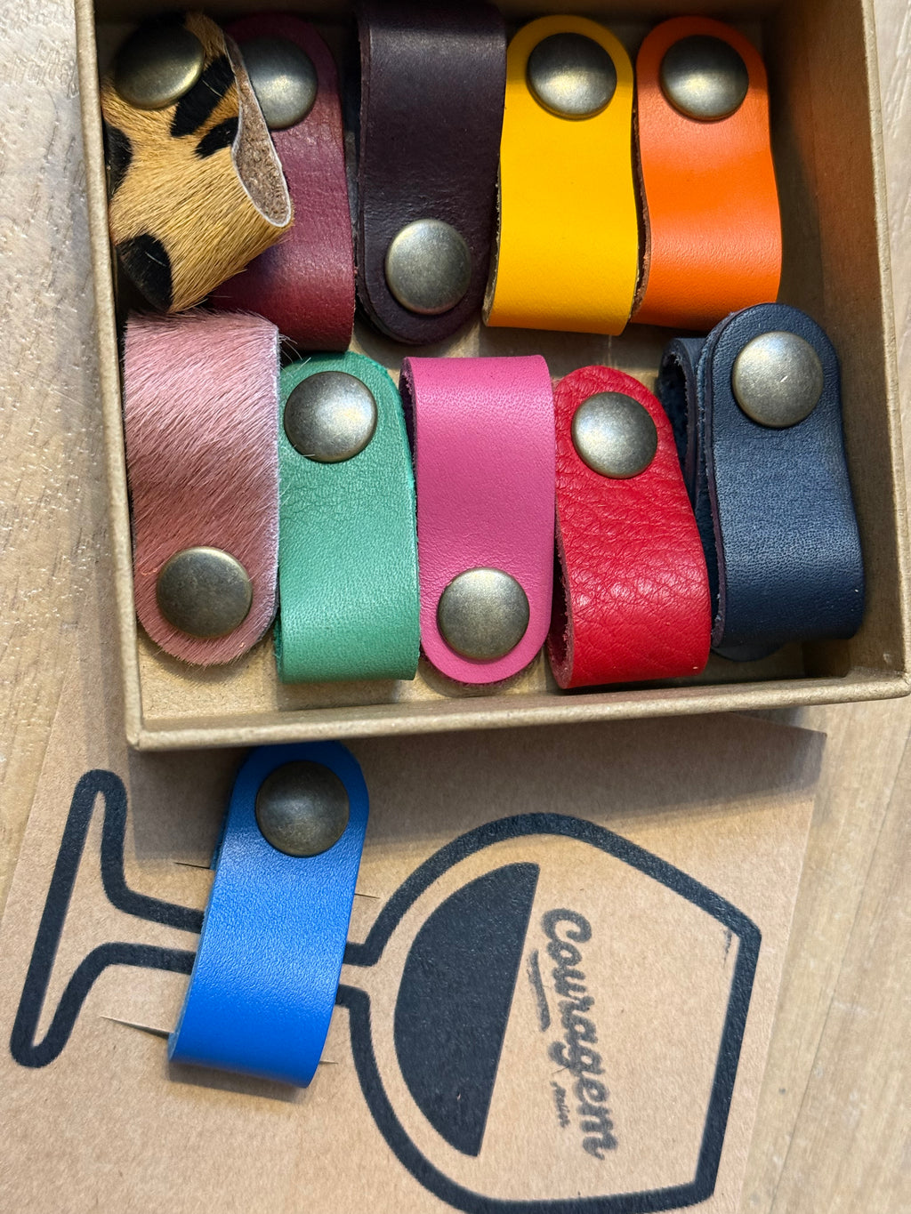 Marcadores de Copos em Couro Coloridos