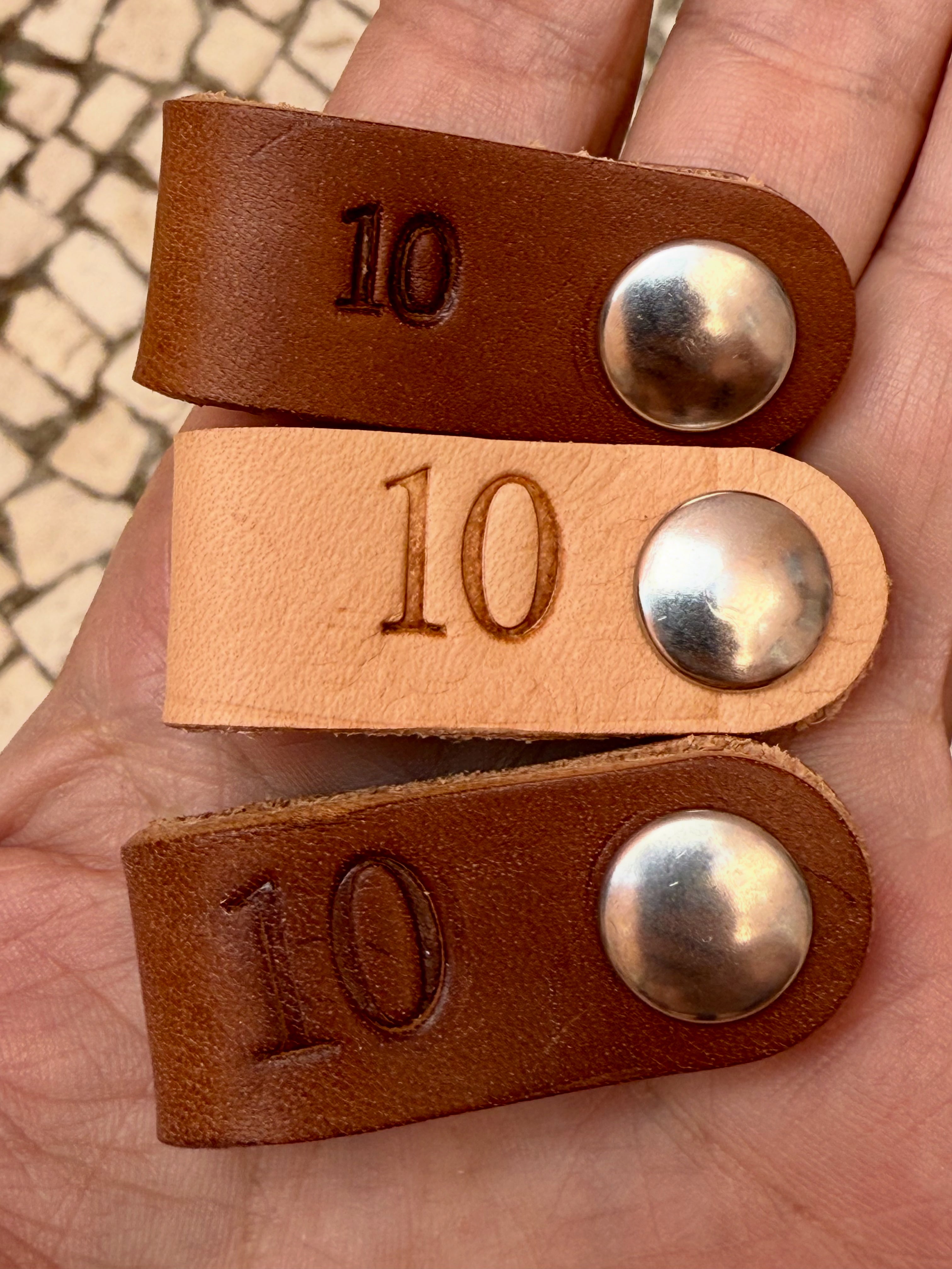 Marcadores de Copas de Vino en Cuero Personalizados