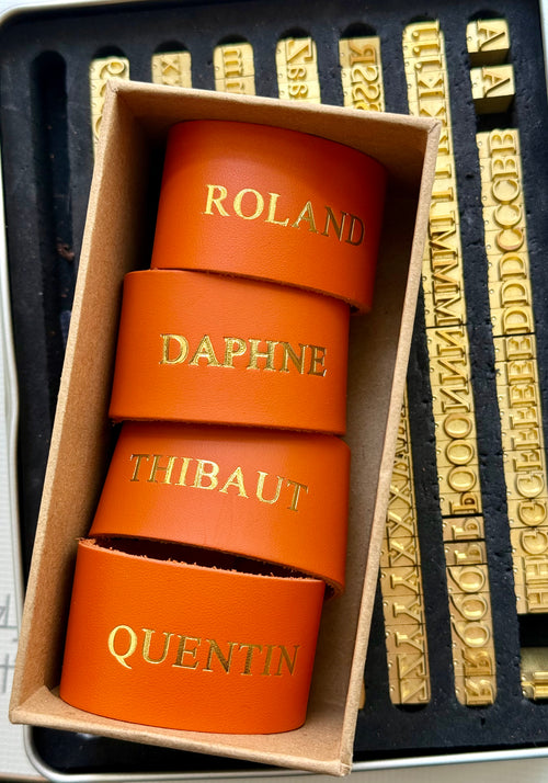Marcadores de couro com nome em dourado 