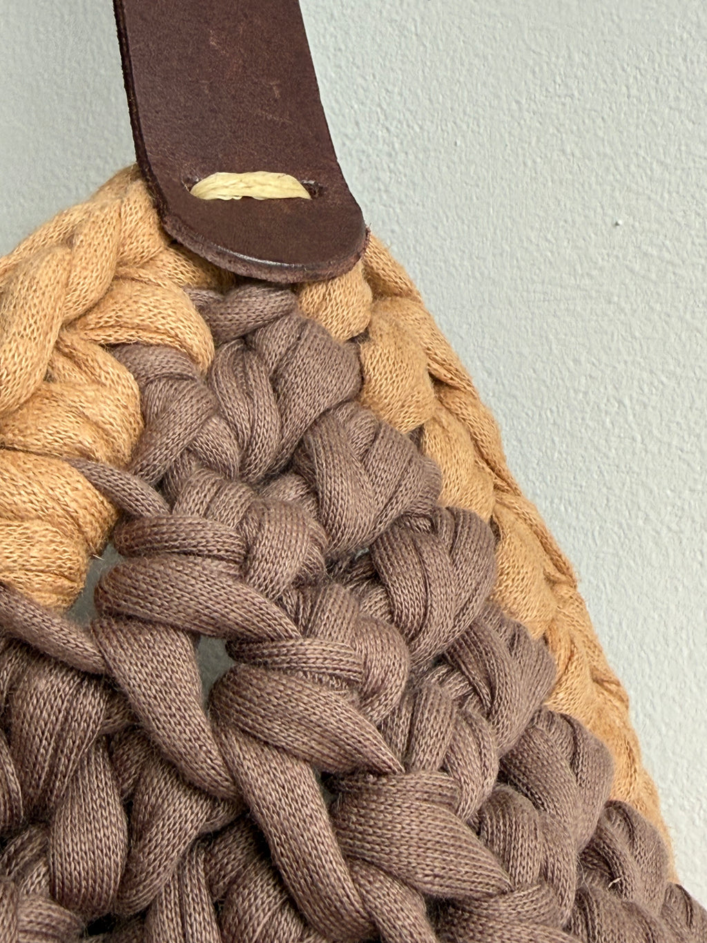 Couro e crochet couragem 