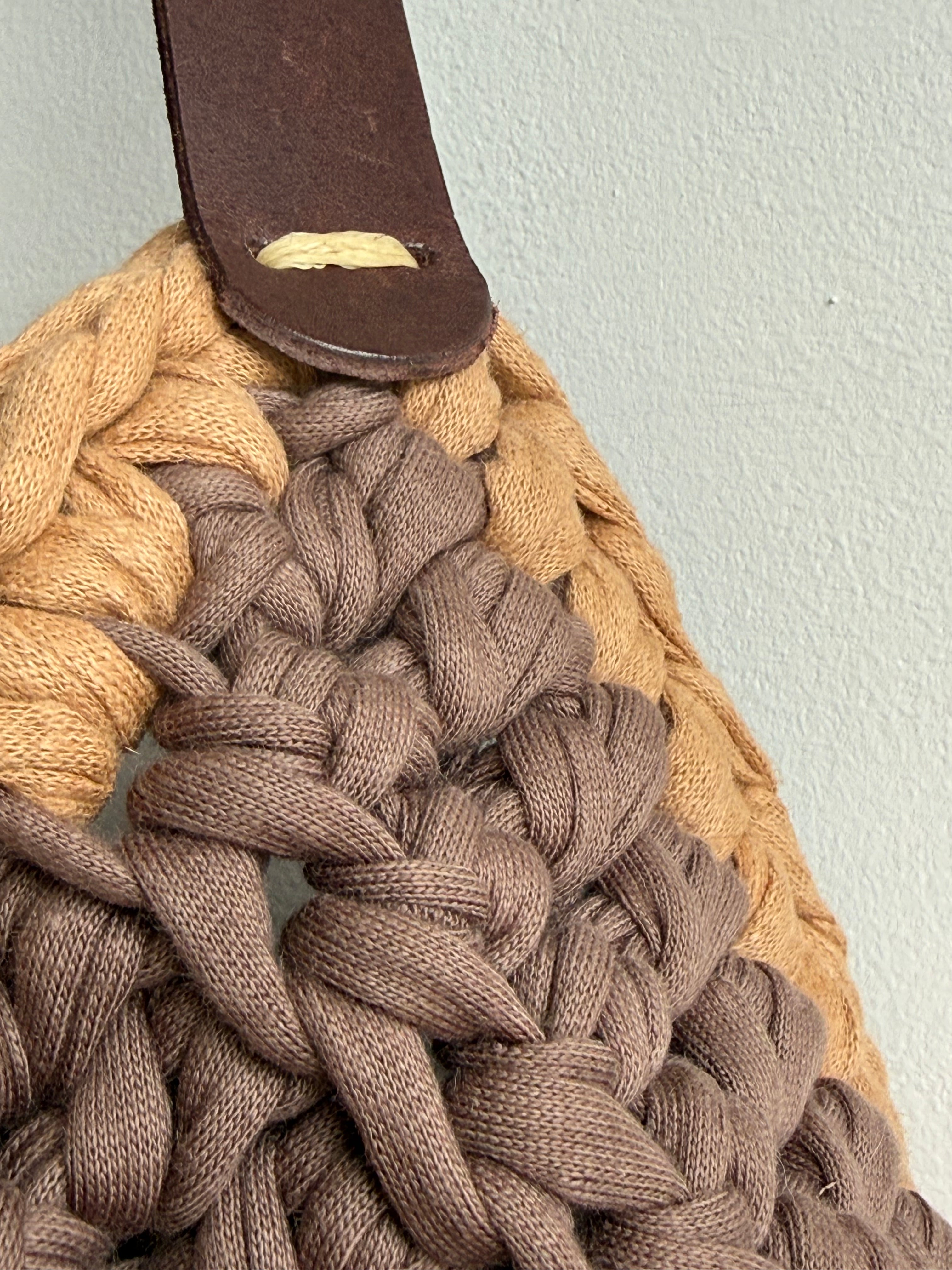 Couro e crochet couragem 