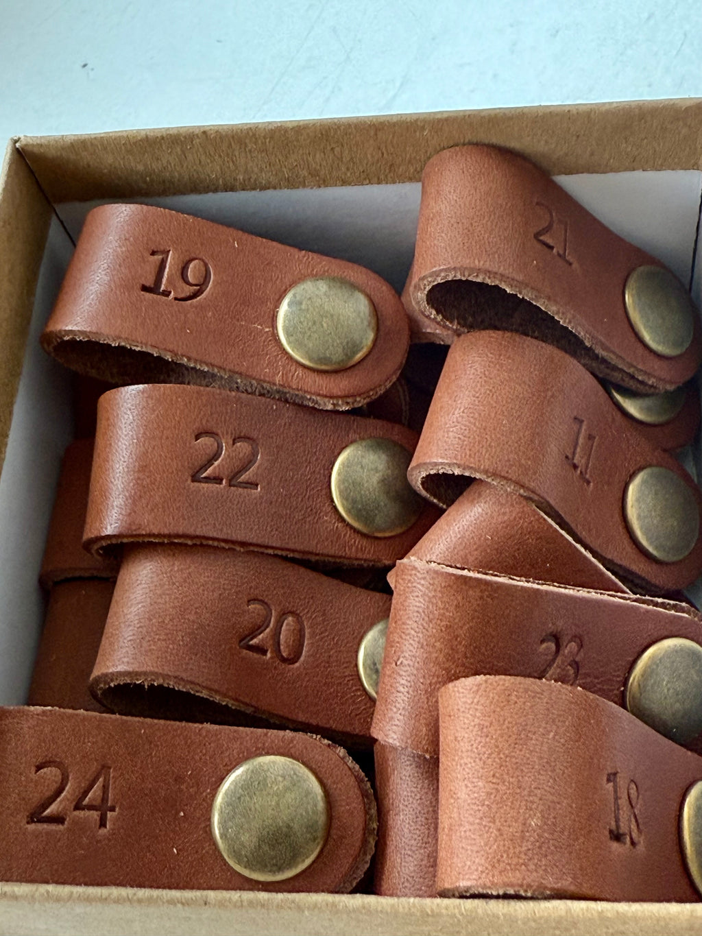 Marcadores de Copas de Vino en Cuero Personalizados