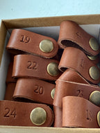 Marcadores de Copas de Vino en Cuero Personalizados