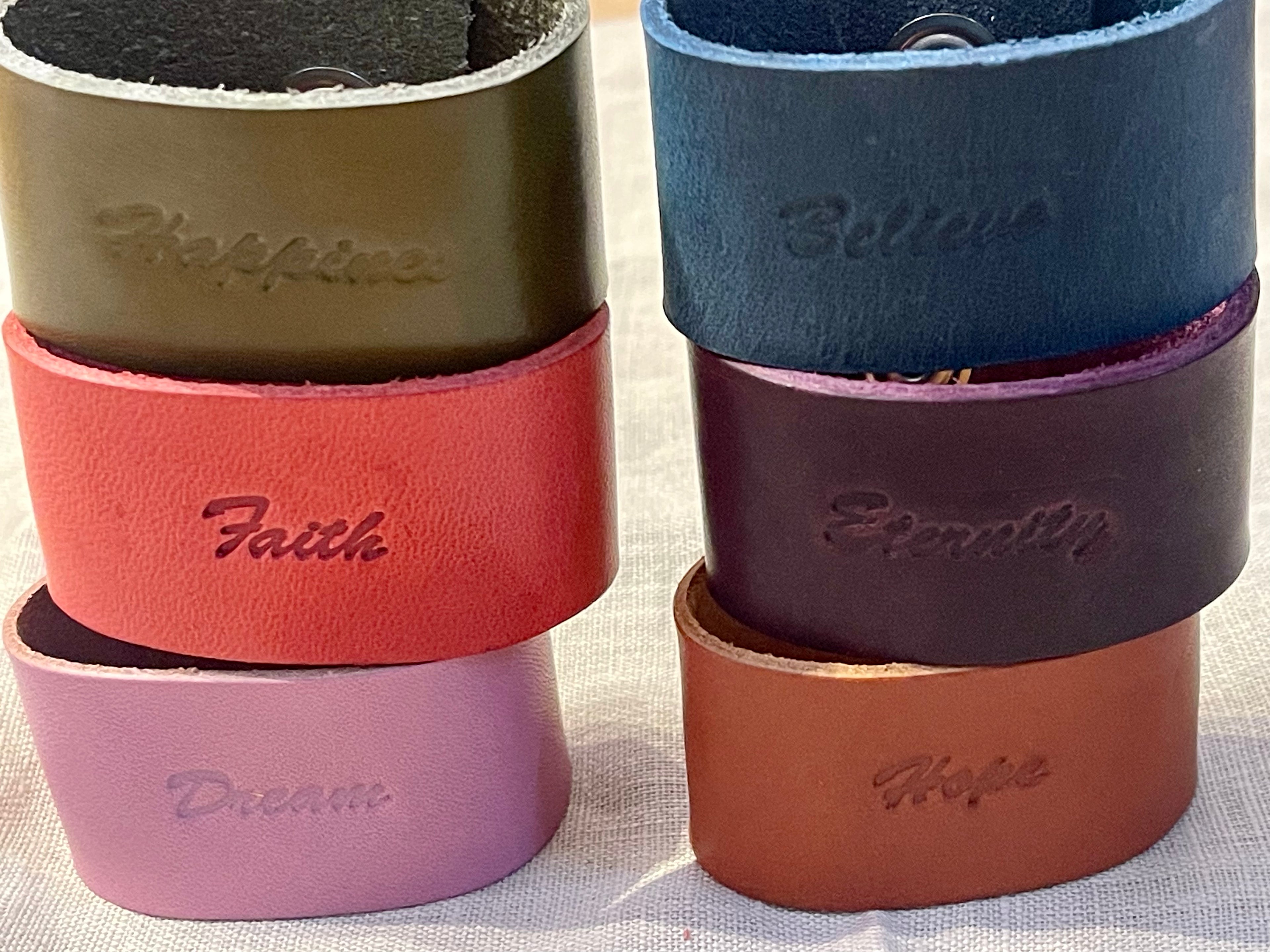 Ensemble de Ronds de Serviette en Cuir – Mots Motivants et Couleurs Uniques