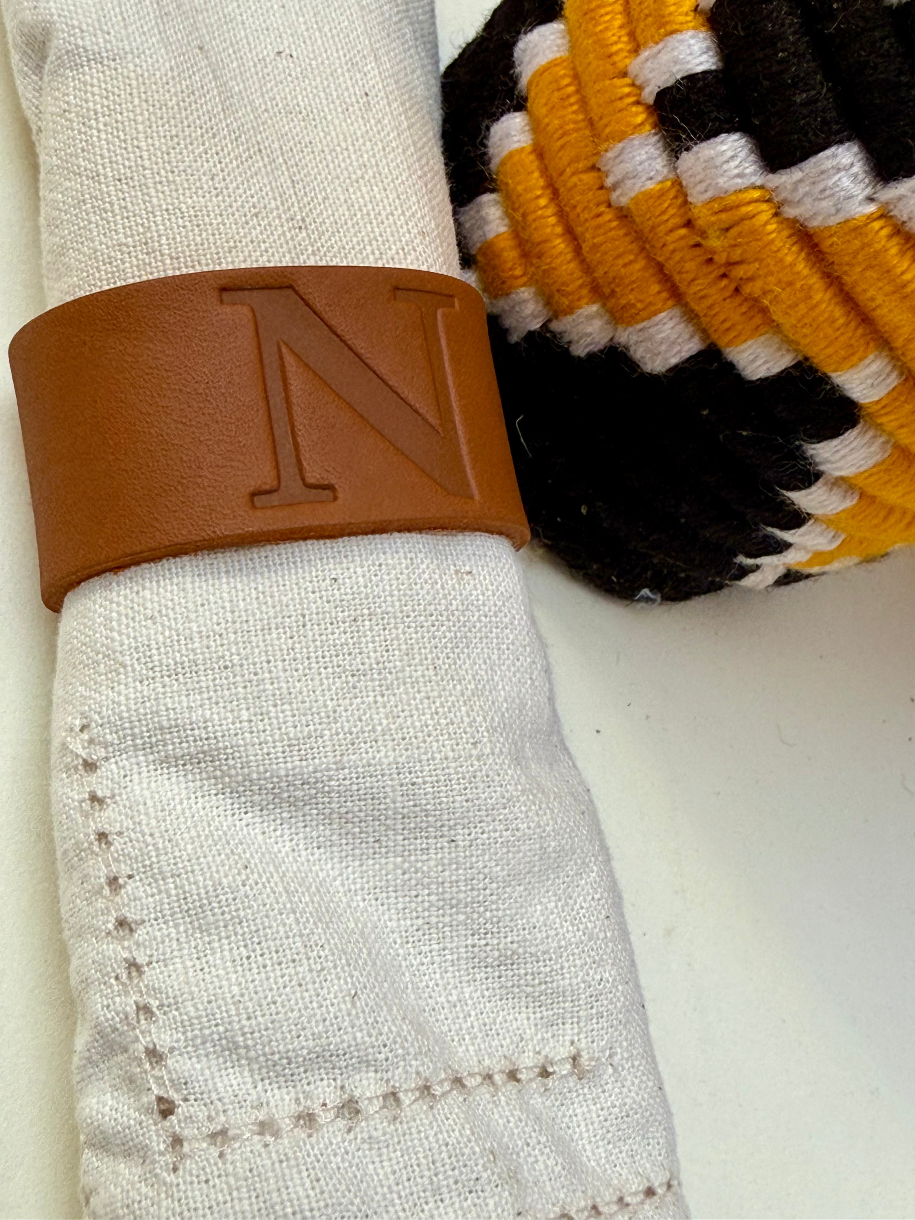 Argolas de guardanapo Couro Personalizadas com Monograma – Novo Design com Inicial em Baixo Relevo