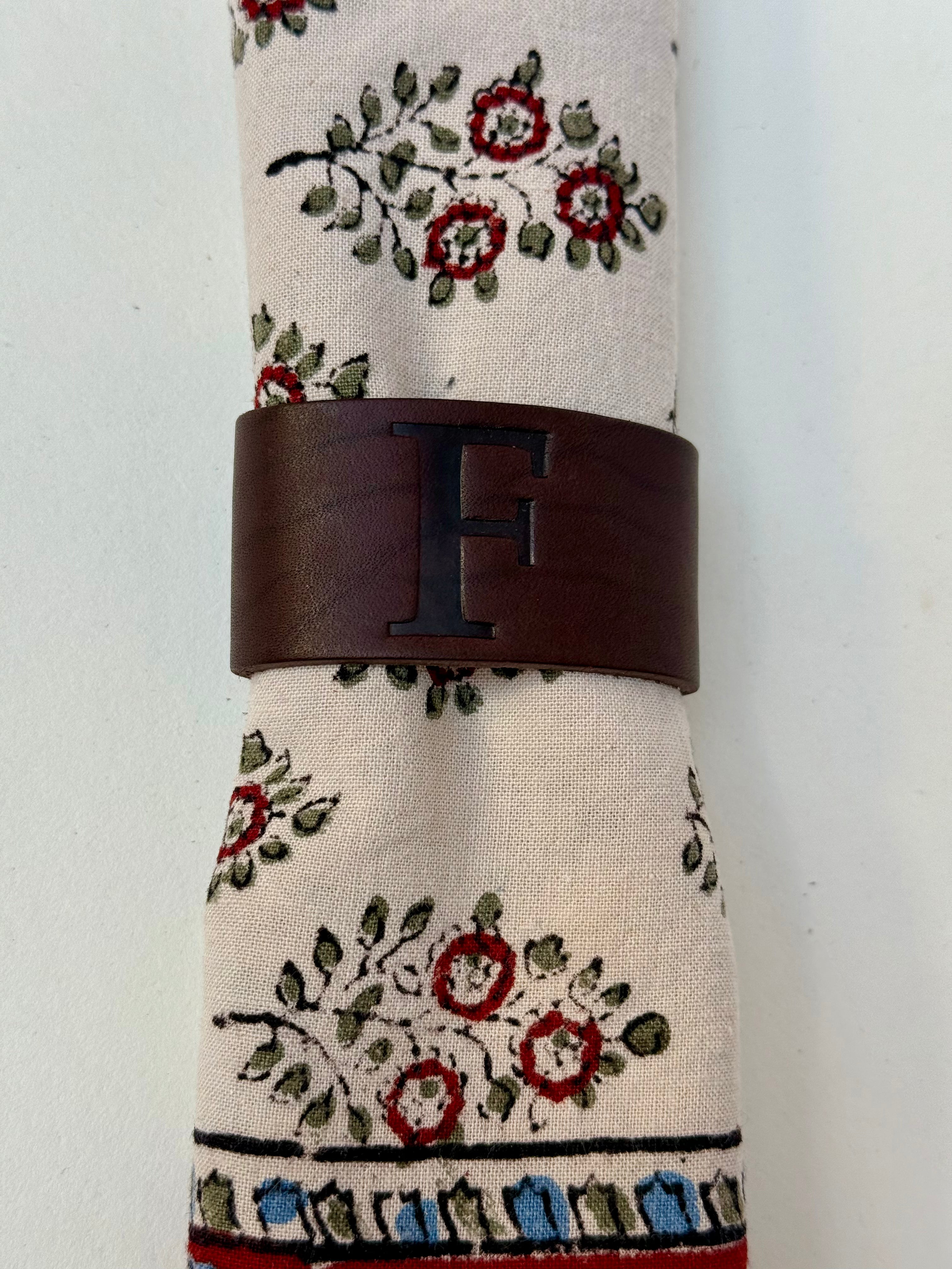 Argolas de guardanapo Couro Personalizadas com Monograma – Novo Design com Inicial em Baixo Relevo