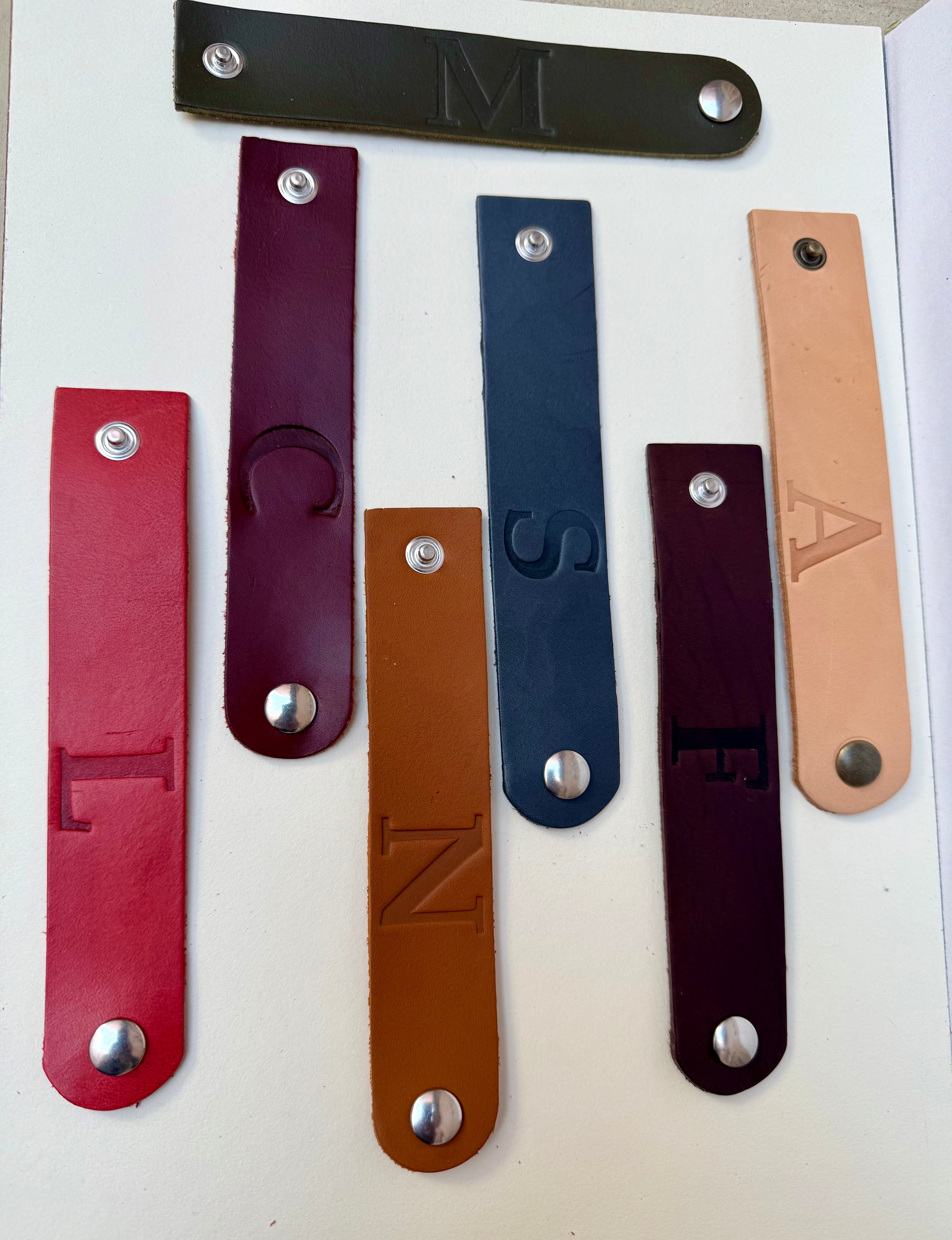 Argolas de guardanapo Couro Personalizadas com Monograma – Novo Design com Inicial em Baixo Relevo