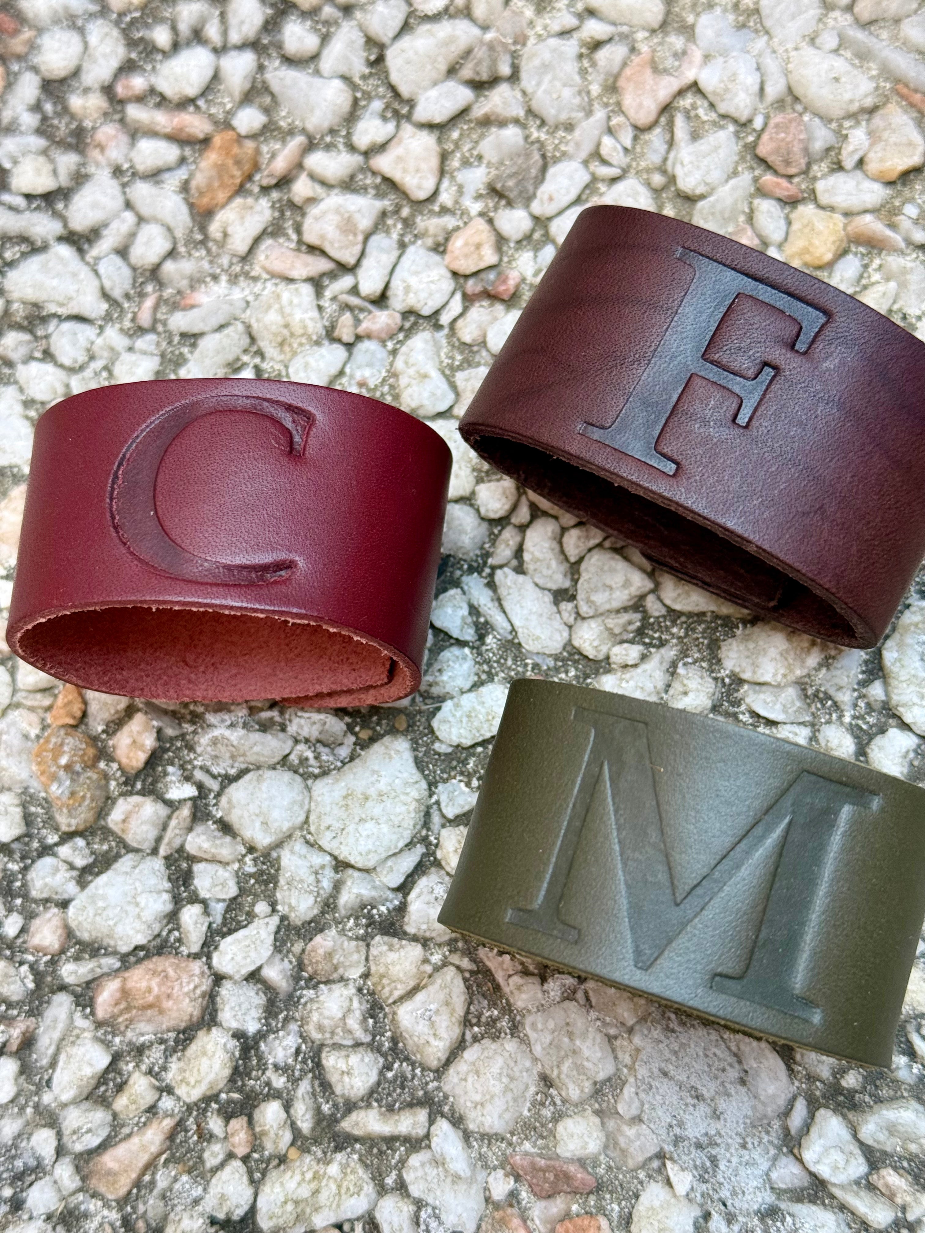 Argolas de guardanapo Couro Personalizadas com Monograma – Novo Design com Inicial em Baixo Relevo
