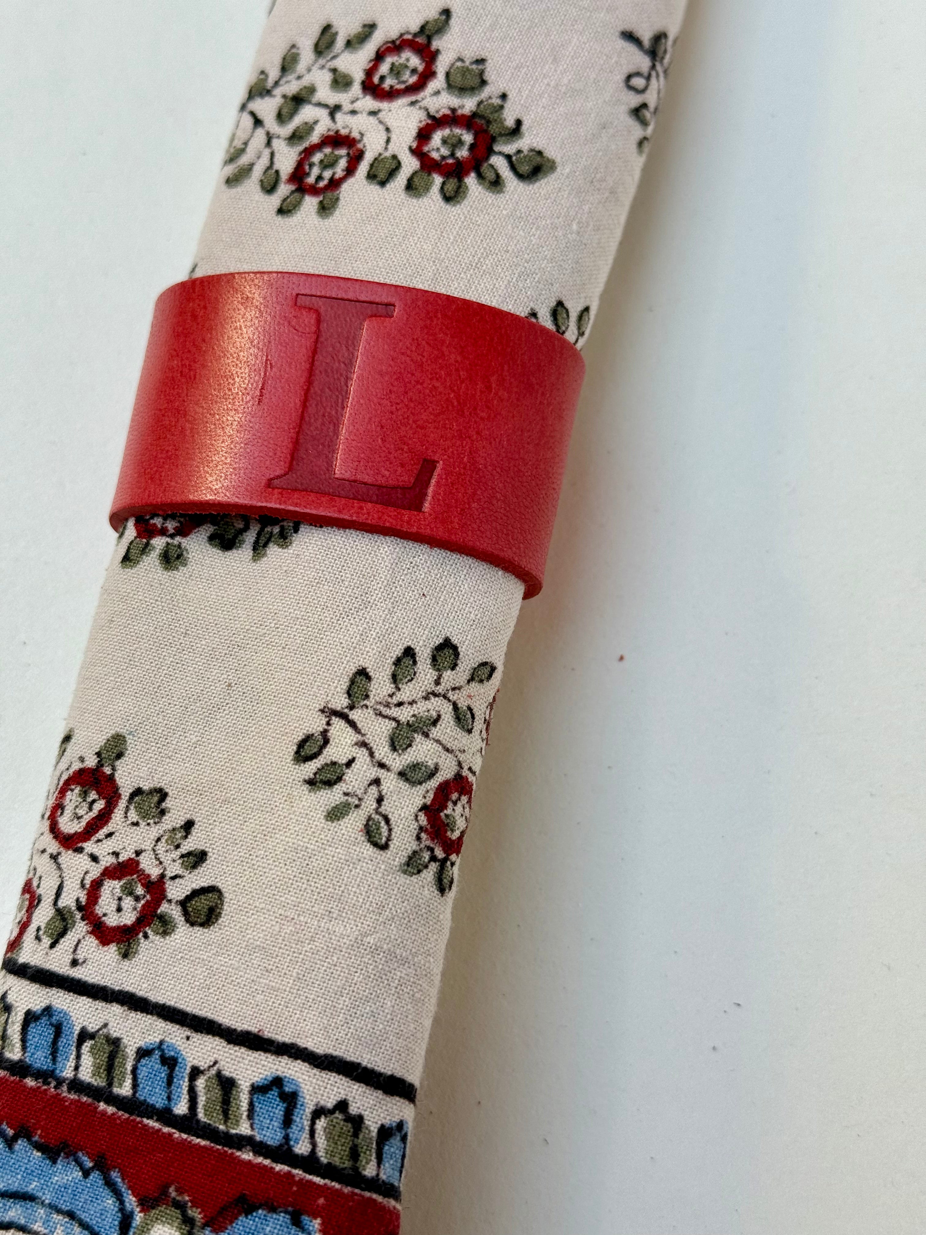 Argolas de guardanapo Couro Personalizadas com Monograma – Novo Design com Inicial em Baixo Relevo