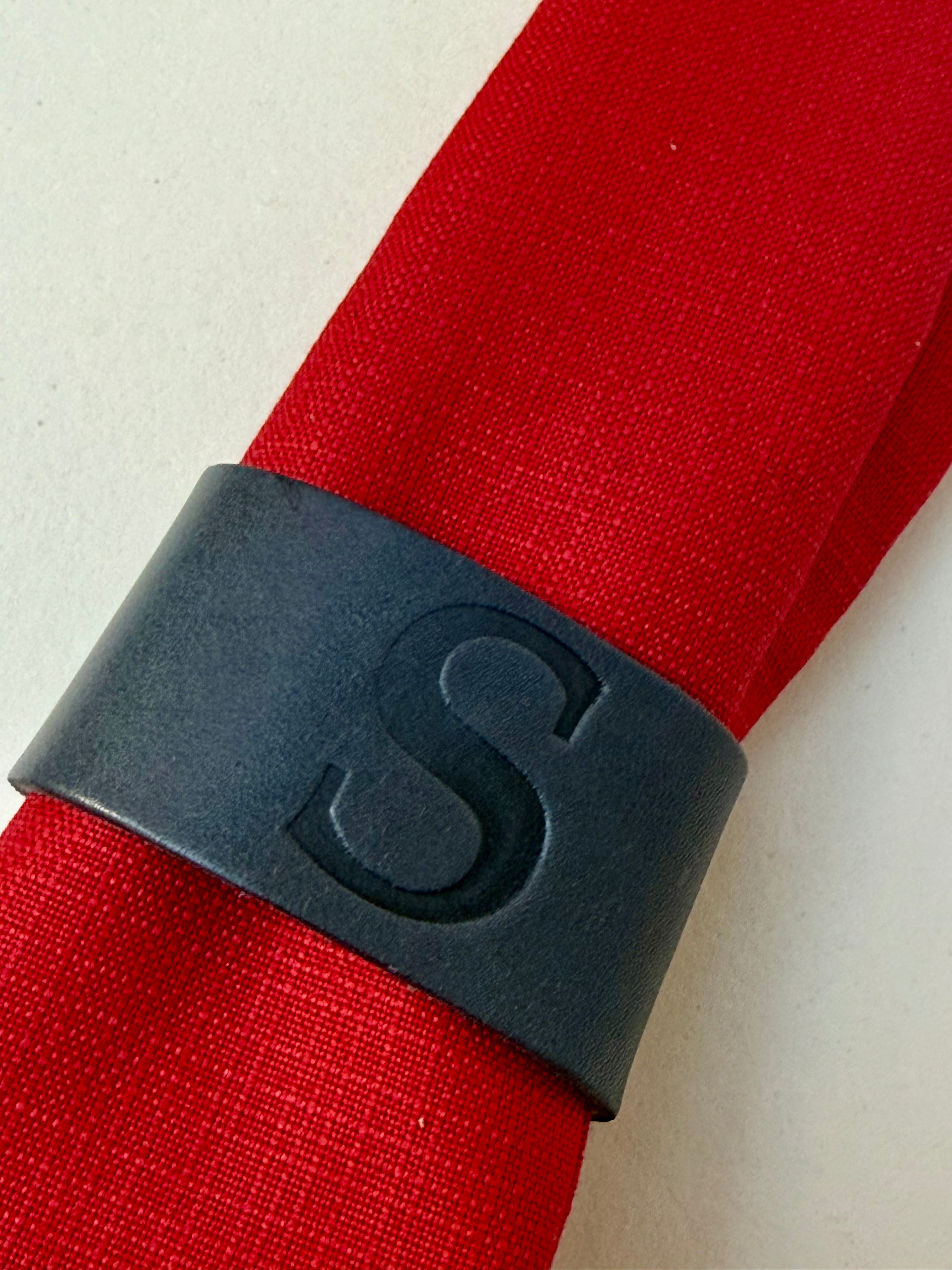 Argolas de guardanapo Couro Personalizadas com Monograma – Novo Design com Inicial em Baixo Relevo