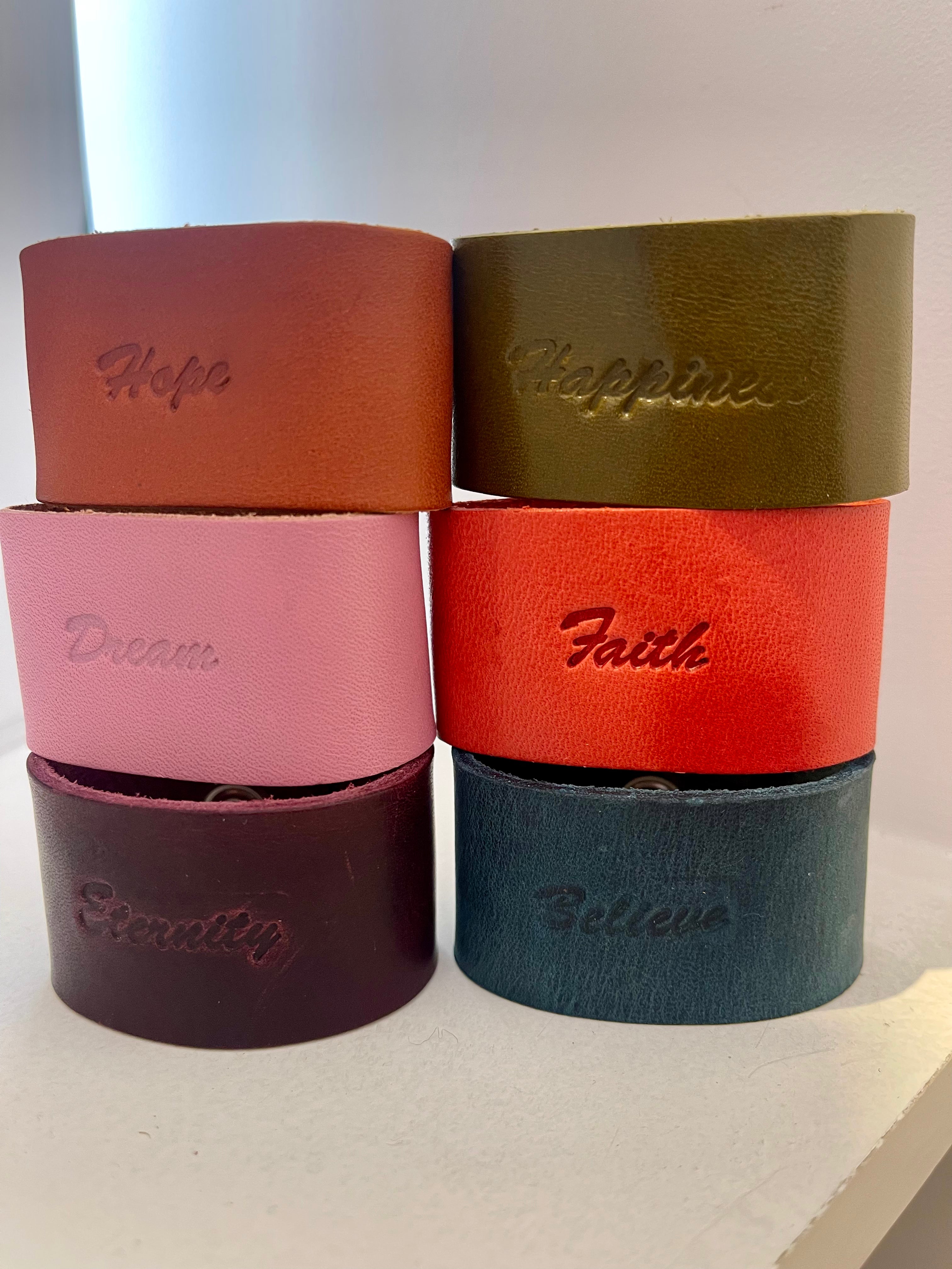Ensemble de Ronds de Serviette en Cuir – Mots Motivants et Couleurs Uniques