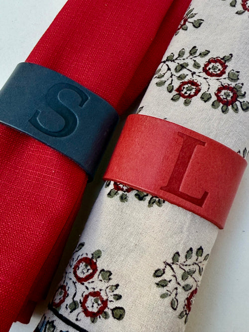 Argola guardanapo com Inicial em baixo relevo 