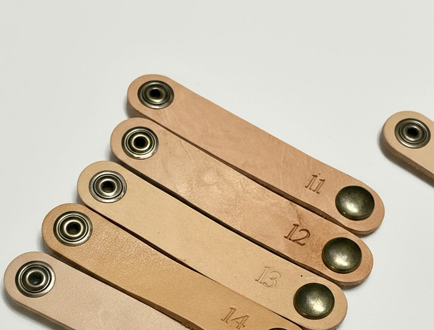 Marcadores de Copos de Vinho em Couro Personalizados