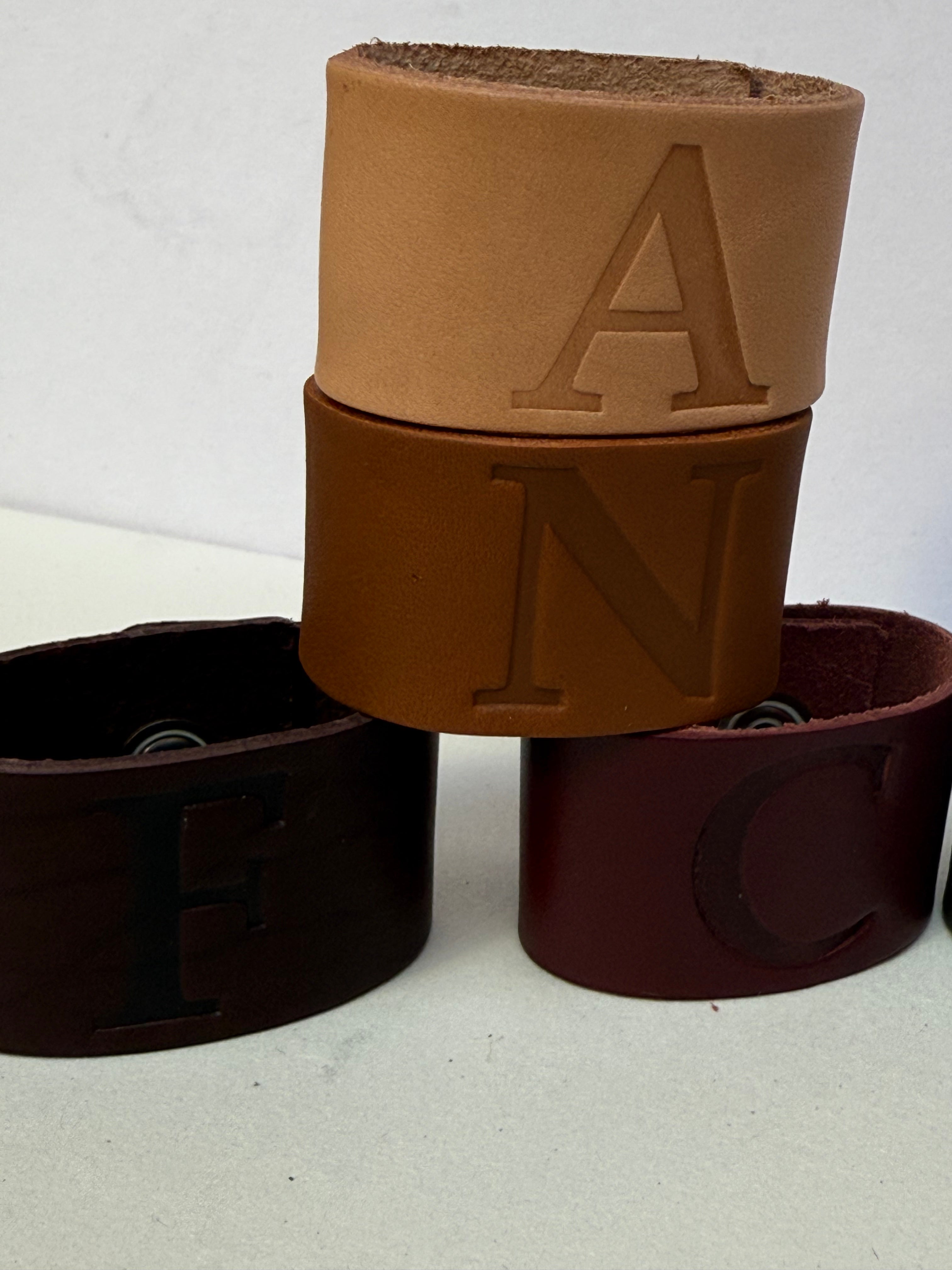 Argolas de guardanapo Couro Personalizadas com Monograma – Novo Design com Inicial em Baixo Relevo