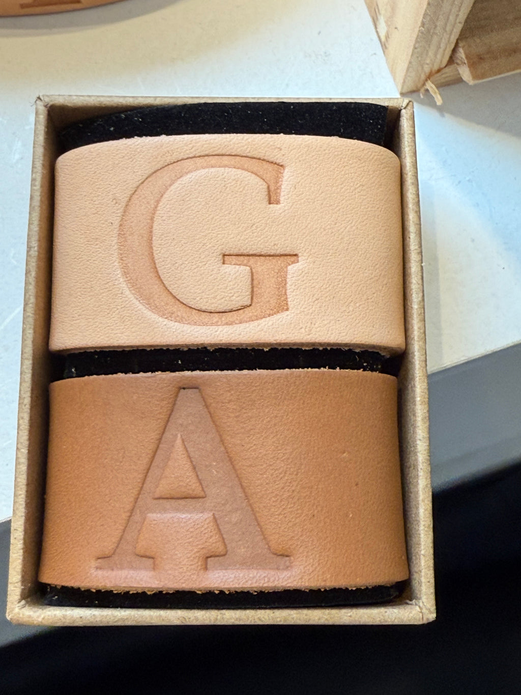 Argolas de guardanapo Couro Personalizadas com Monograma –  Inicial em Baixo Relevo