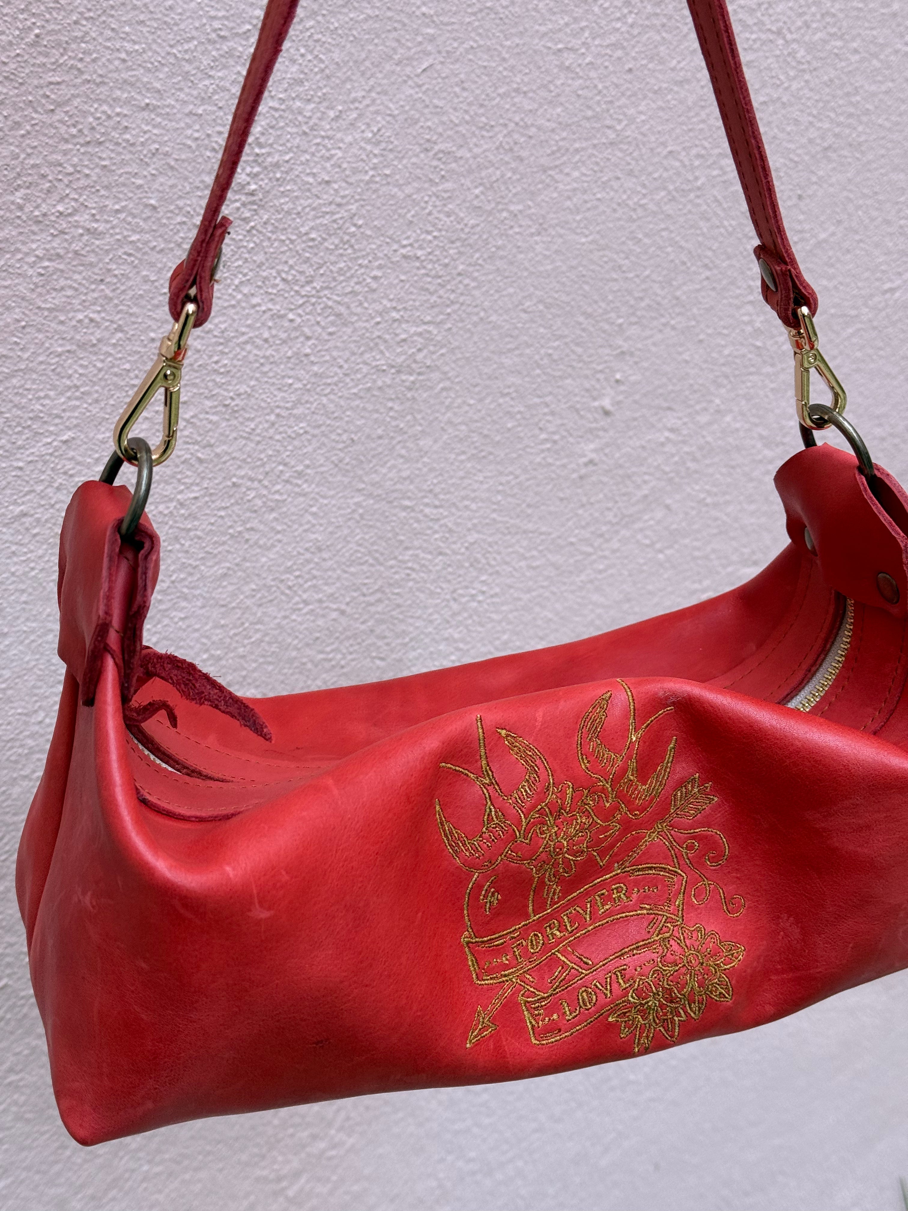 Mala Tiracolo em Pele Vermelha com Bordado