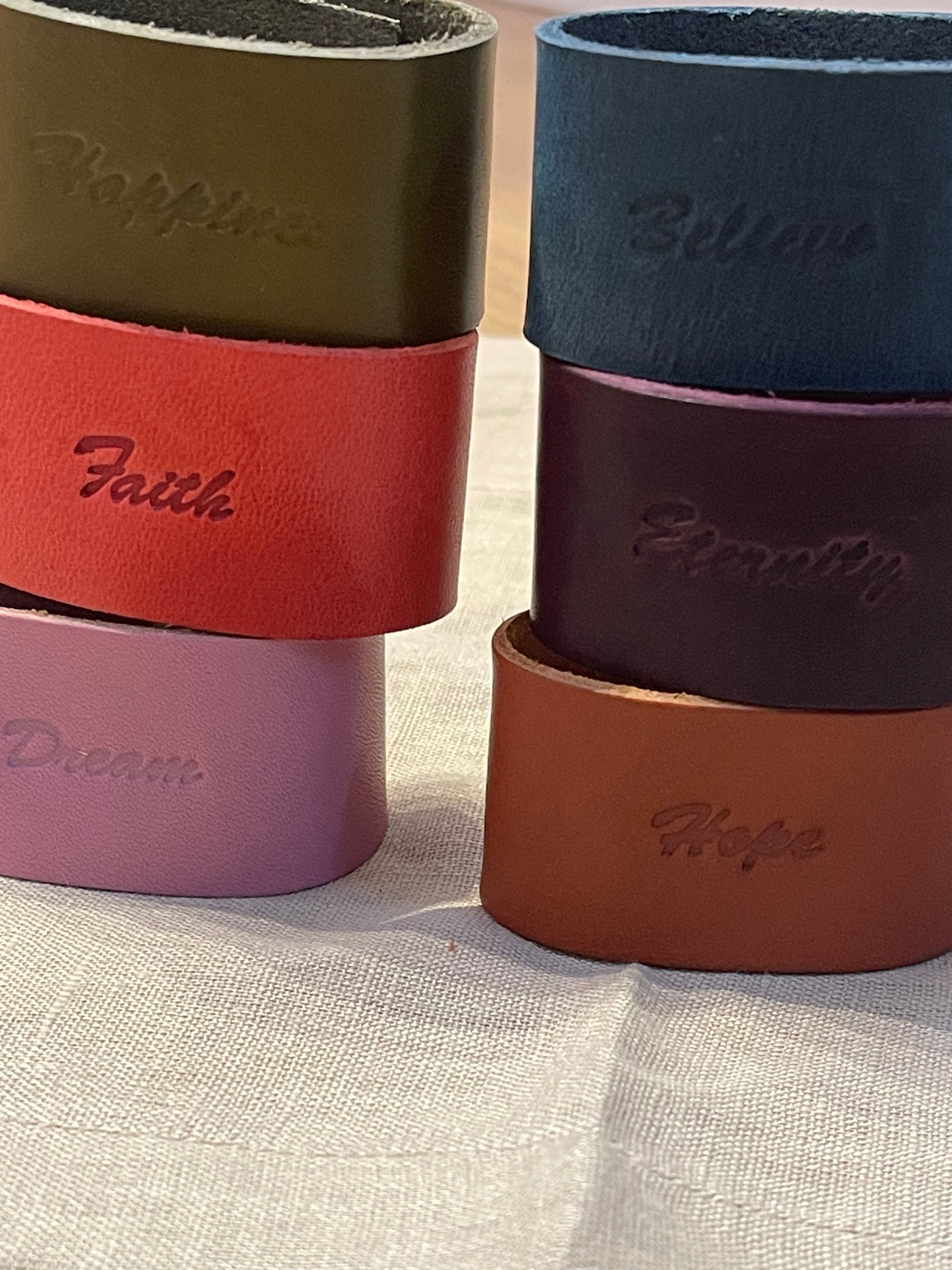 Ensemble de Ronds de Serviette en Cuir – Mots Motivants et Couleurs Uniques