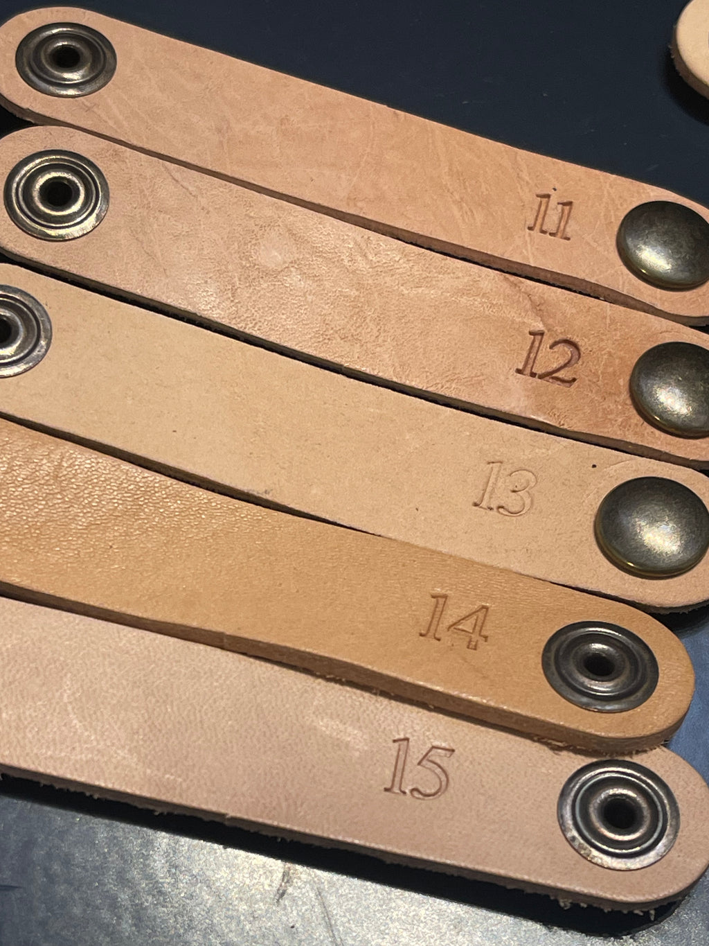 Marcadores de Copos de Vinho em Couro Personalizados