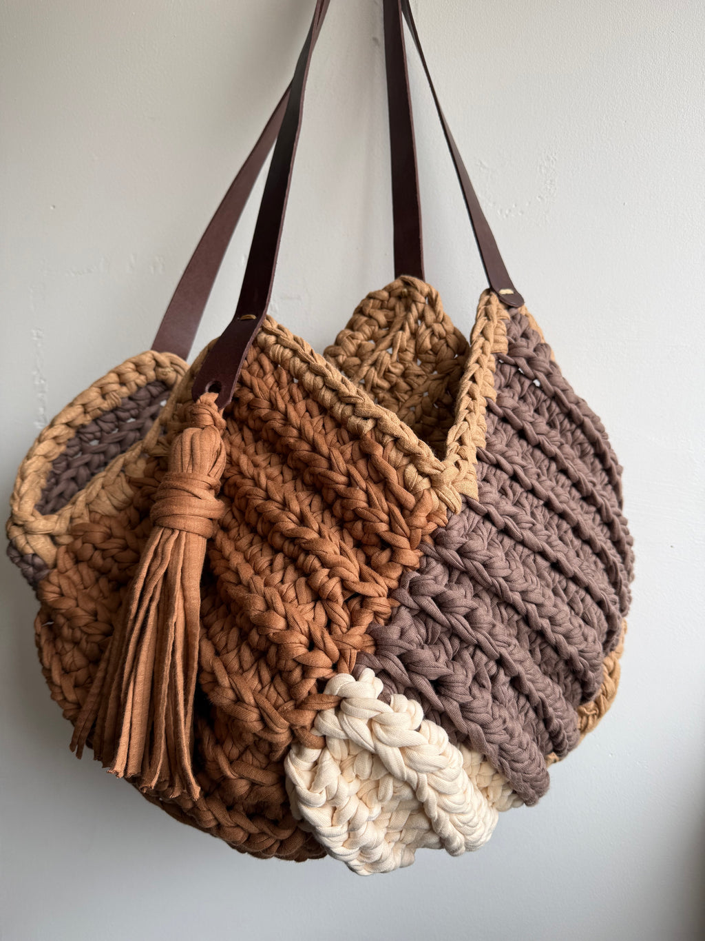 Mala artesanal em fio de malha e alça em couro