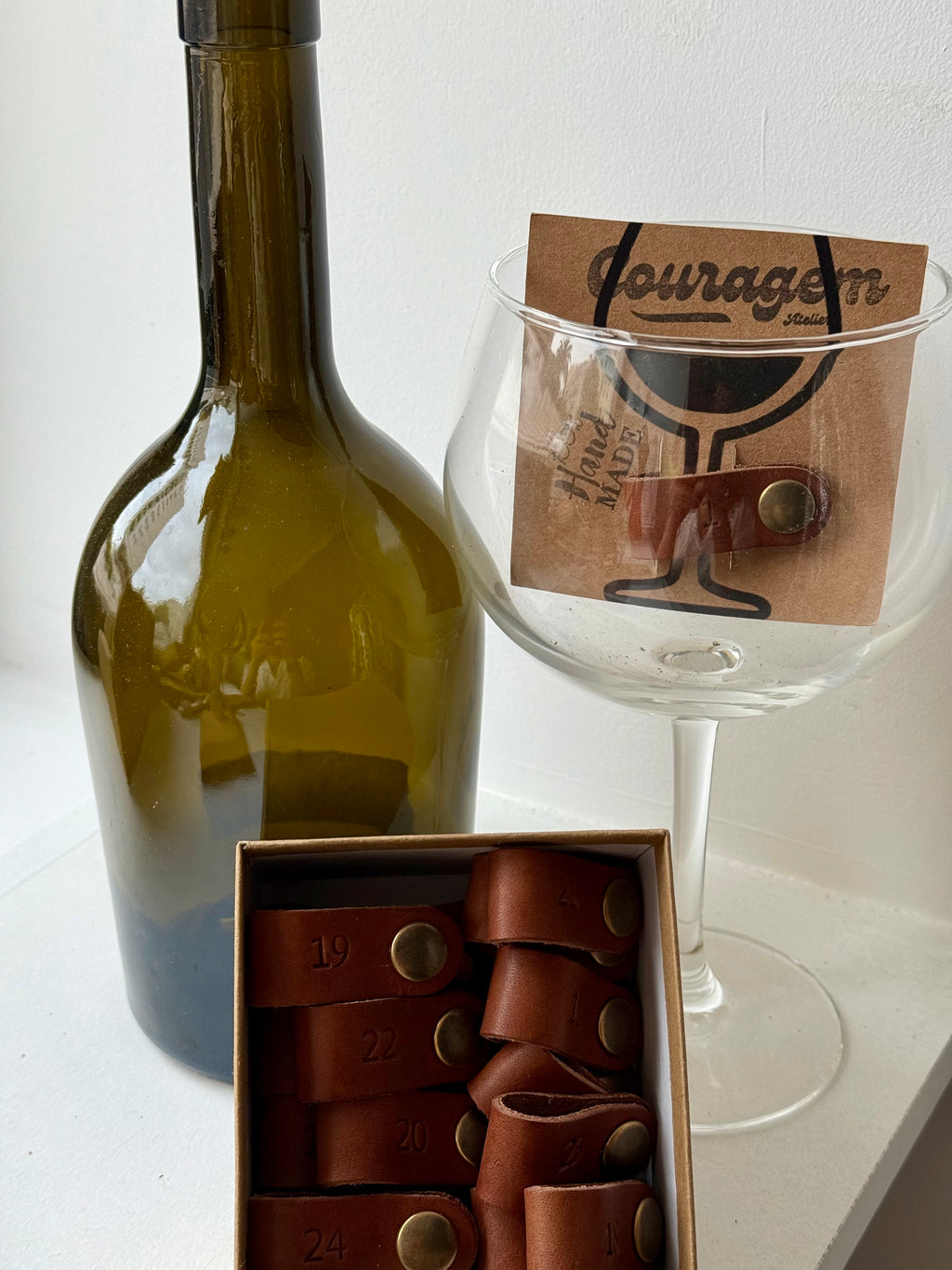 Marcadores de copos de vinho numerados em couro