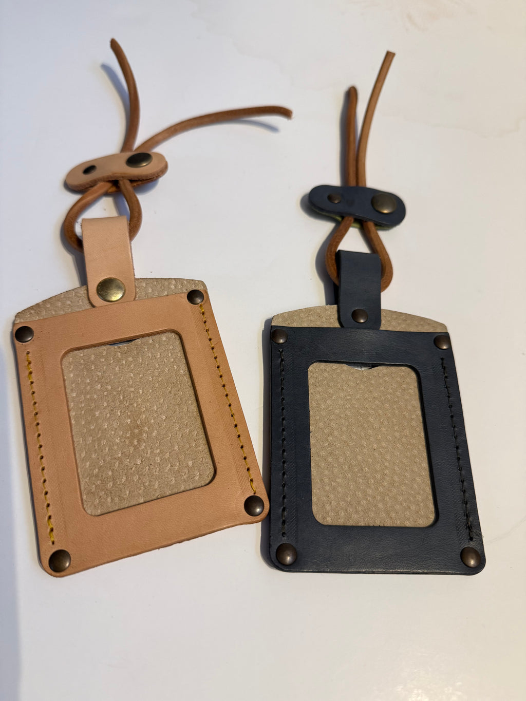 Porta cartões ou etiqueta de bagagem em couro personalizavel