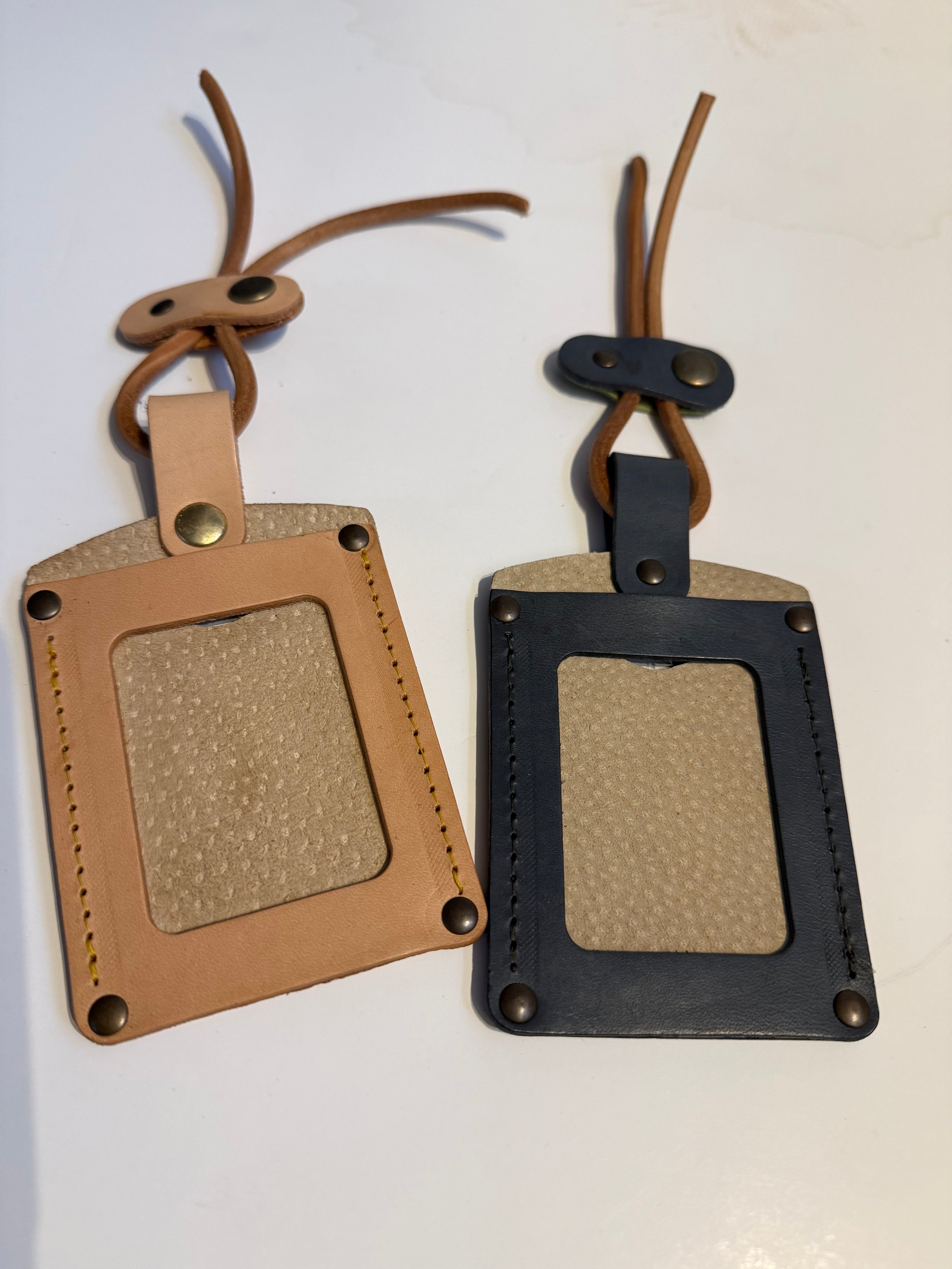 Porta cartões ou etiqueta de bagagem em couro personalizavel