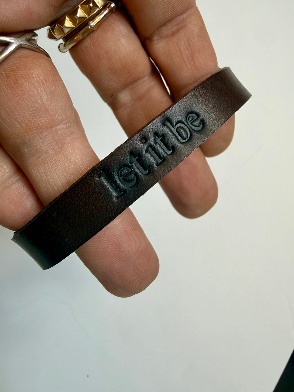 Pulseira unissexo em couro com gravação baixo relevo frase ou nome