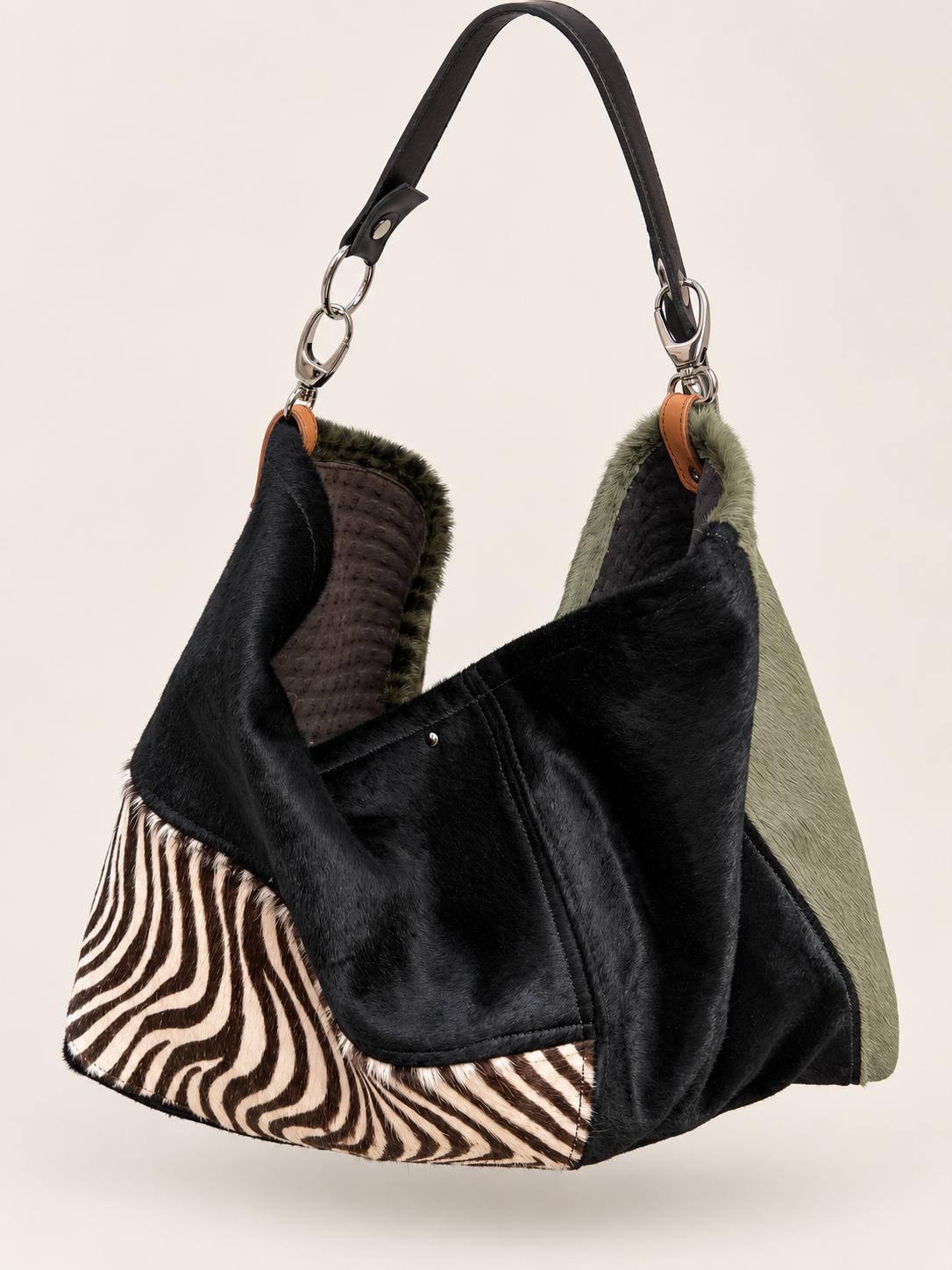 Mala patchwork em pelo preto e verde, vista frontal