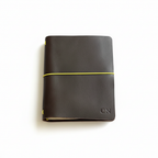 Caderno de couro castanho com elástico amarelo - vista angular