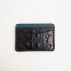 Carteira em couro preto textura crocodilo - vista frontal com slots