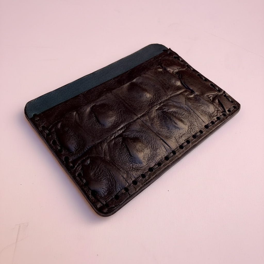 Carteira em couro preto textura crocodilo - vista três quartos