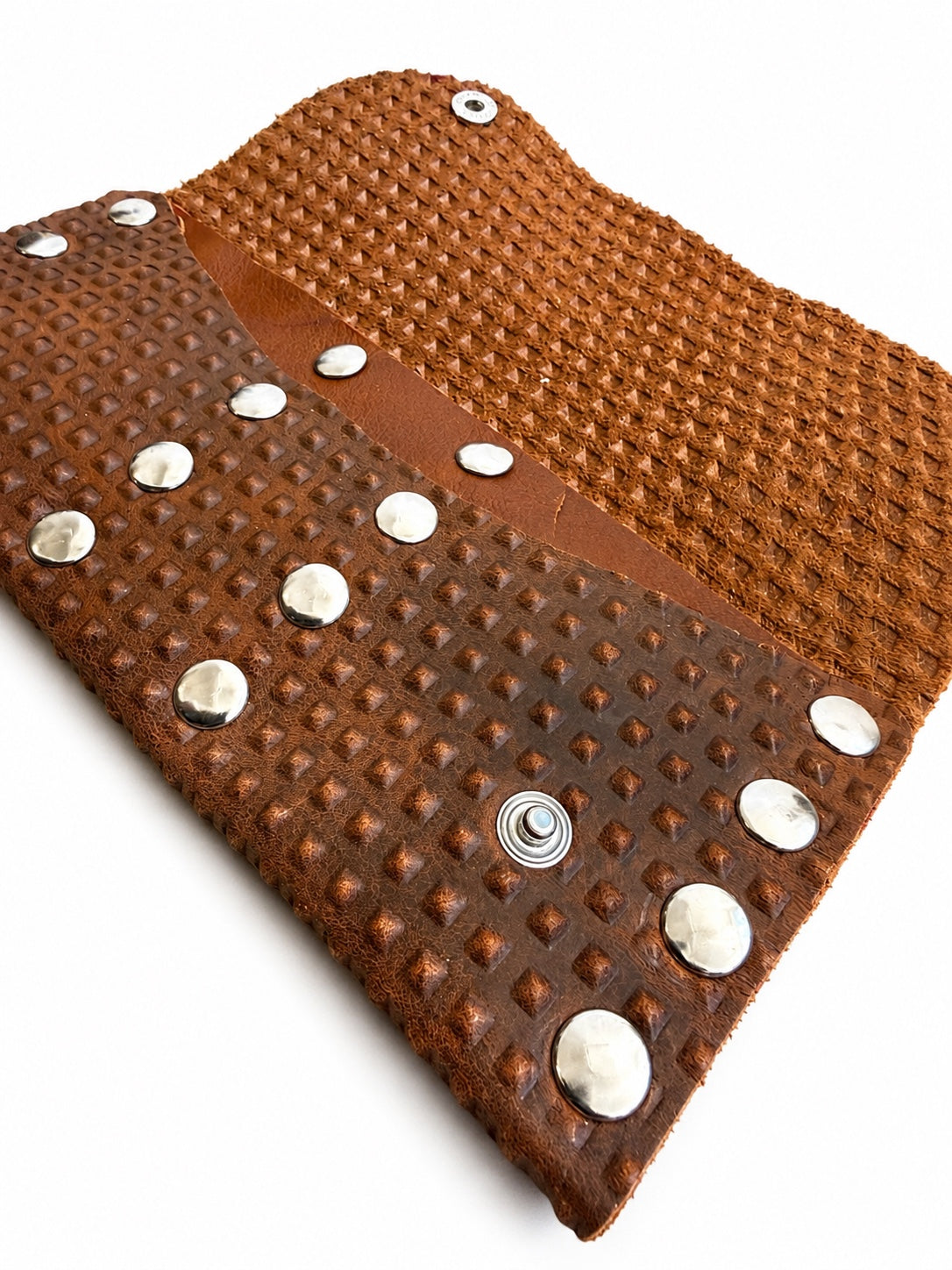 Geldbörse aus Braunem Leder mit Geometrischem Relief – Couragem Leather Studio