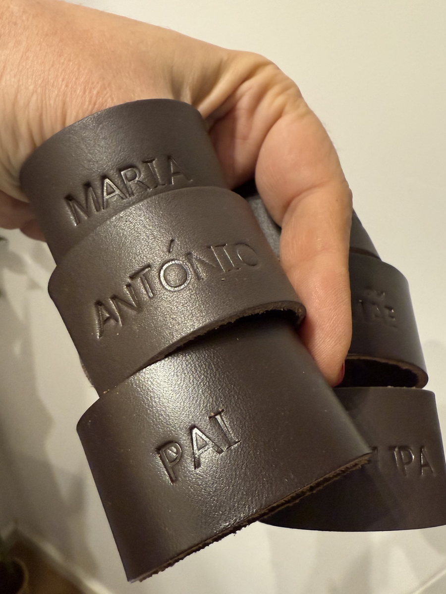 Argolas de Guardanapo em Couro com Gravação Sem Cor (Baixo Relevo)