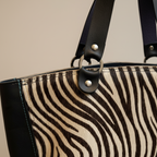 Detalhe da mala - padrão zebra e alças de couro