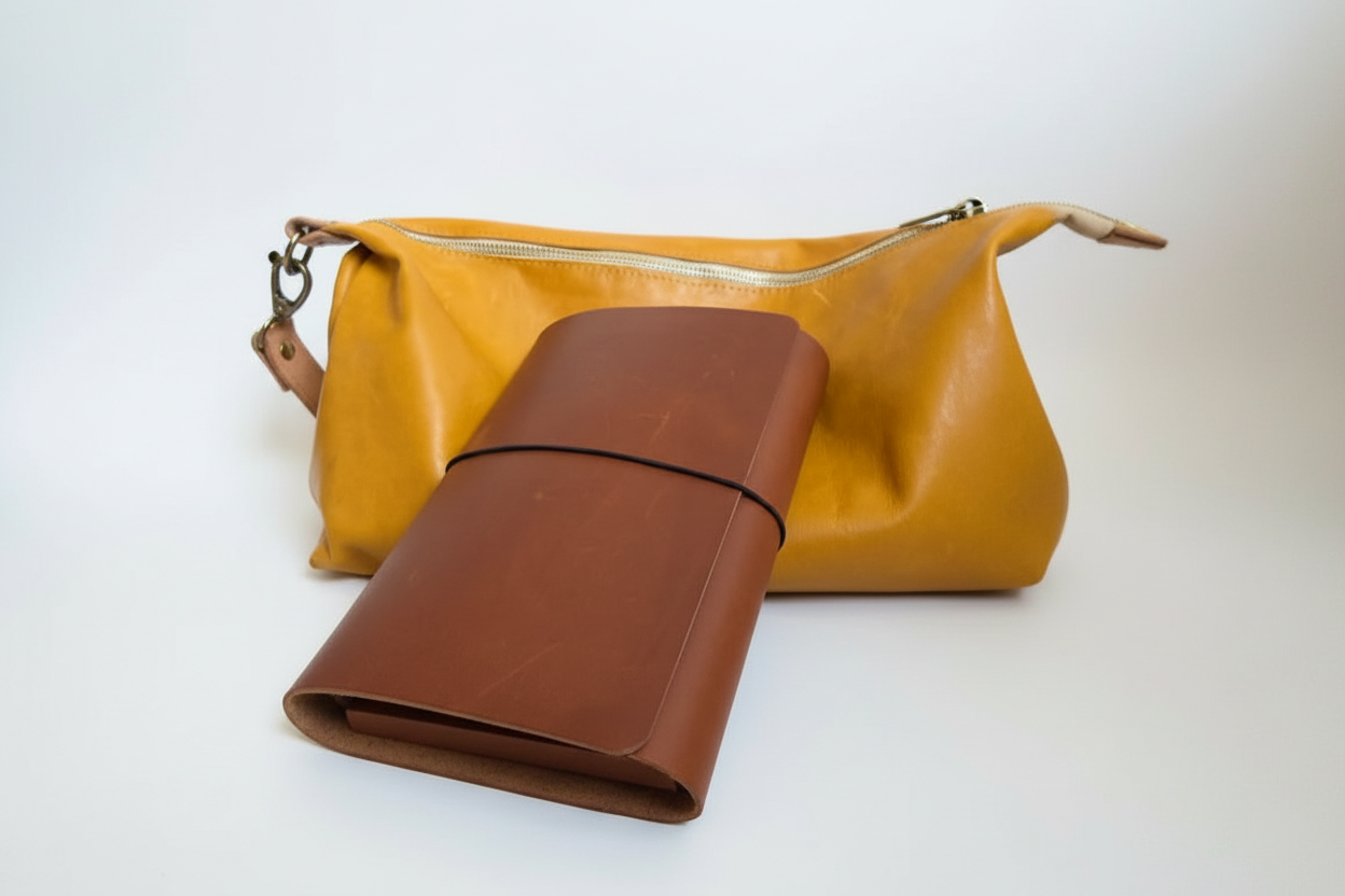 Traveler's Notebook Trifold em Couro A5 com acessórios de couro artesanais