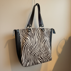 Mala de couro com padrão zebra - fotografia profissional