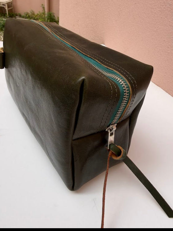 bolsa necessaire em couro verde
