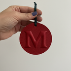 Porta-chaves em couro vermelho com M em relevo
