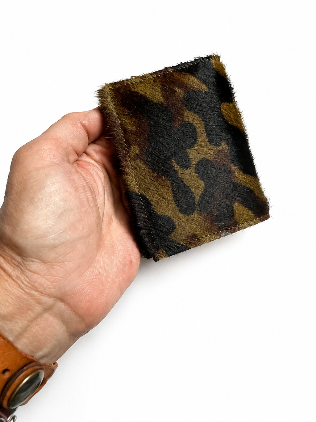 carteira de pelo camuflado na mão