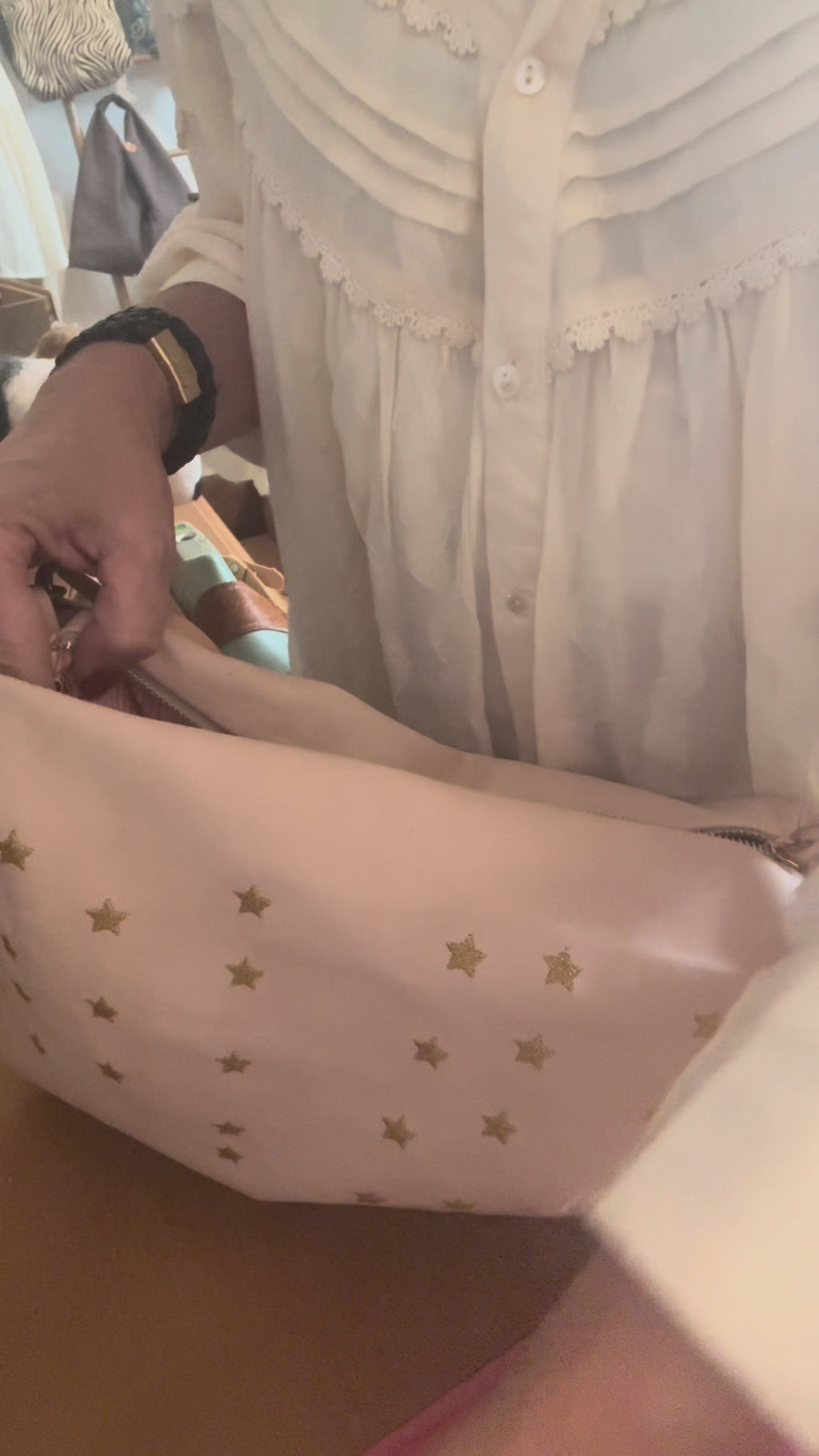 Mala em Pele com Bordado de Estrelas