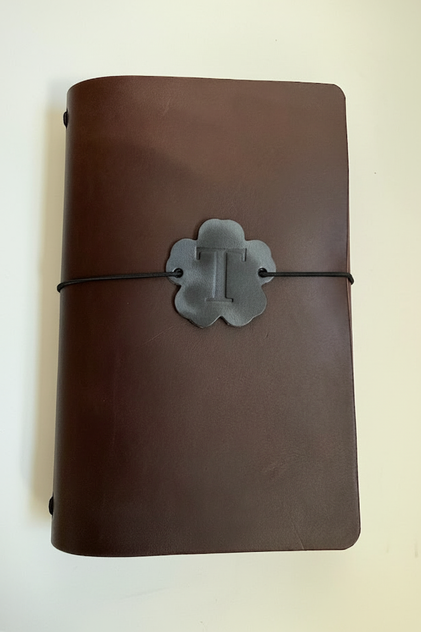 Traveler's Notebook Trifold em Couro A5 - Imagem melhorada