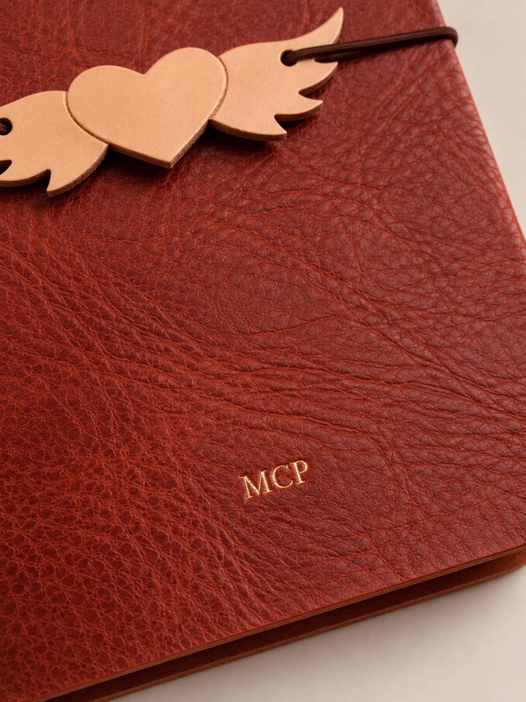 Caderno de couro Trifold personalizado com três elásticos interiores e sistema recarregável