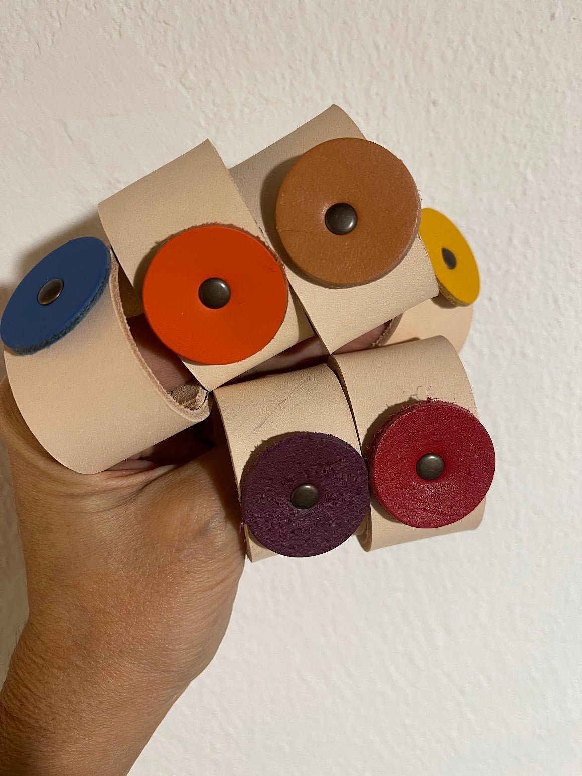 Conjunto de 6 Argolas para Guardanapos em Couro Vegetal - Toque Artesanal e Cores Vibrantes - Couragem
