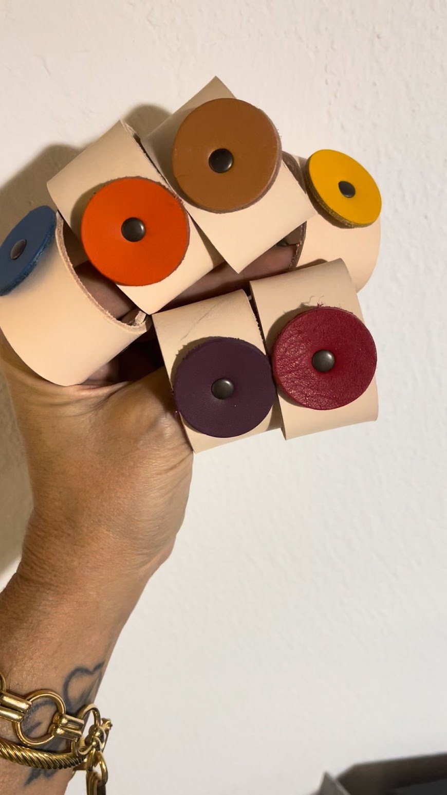Conjunto de 6 Argolas para Guardanapos em Couro Vegetal - Toque Artesanal e Cores Vibrantes - Couragem