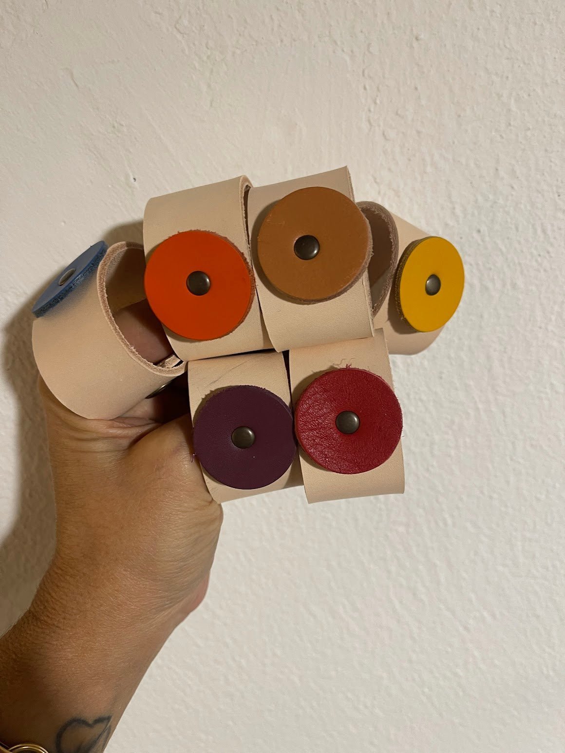 Conjunto de 6 Argolas para Guardanapos em Couro Vegetal - Toque Artesanal e Cores Vibrantes - Couragem