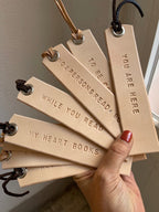 Marcador de Livros em Couro Vegetal Natural Personalizado - Feito à Mão - Couragem